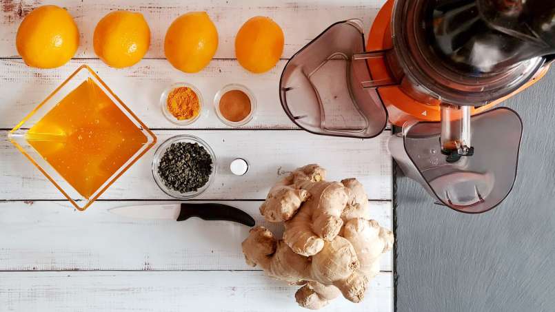 Zázvorová šťáva s medem, citronem, zeleným čajem, kurkumou, skořicí a mátou